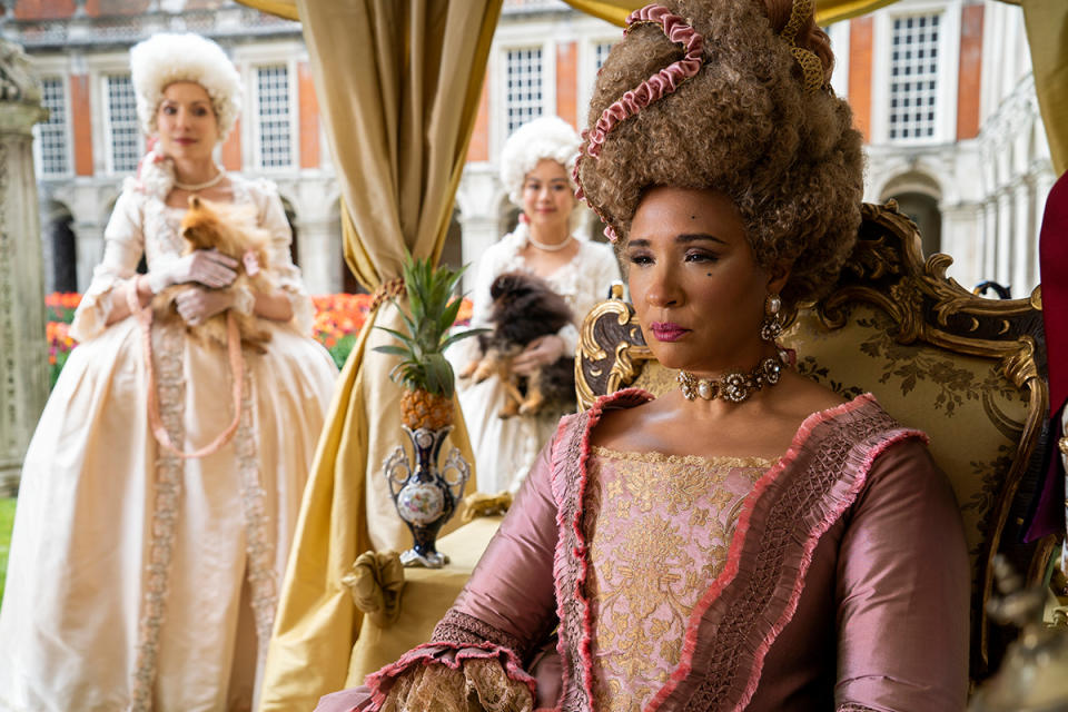 Golda Rosheuvel como la reina Charlotte en el episodio 1 de la segunda temporada de Los Bridgerton. Cr. Liam Daniel/Netflix © 2022