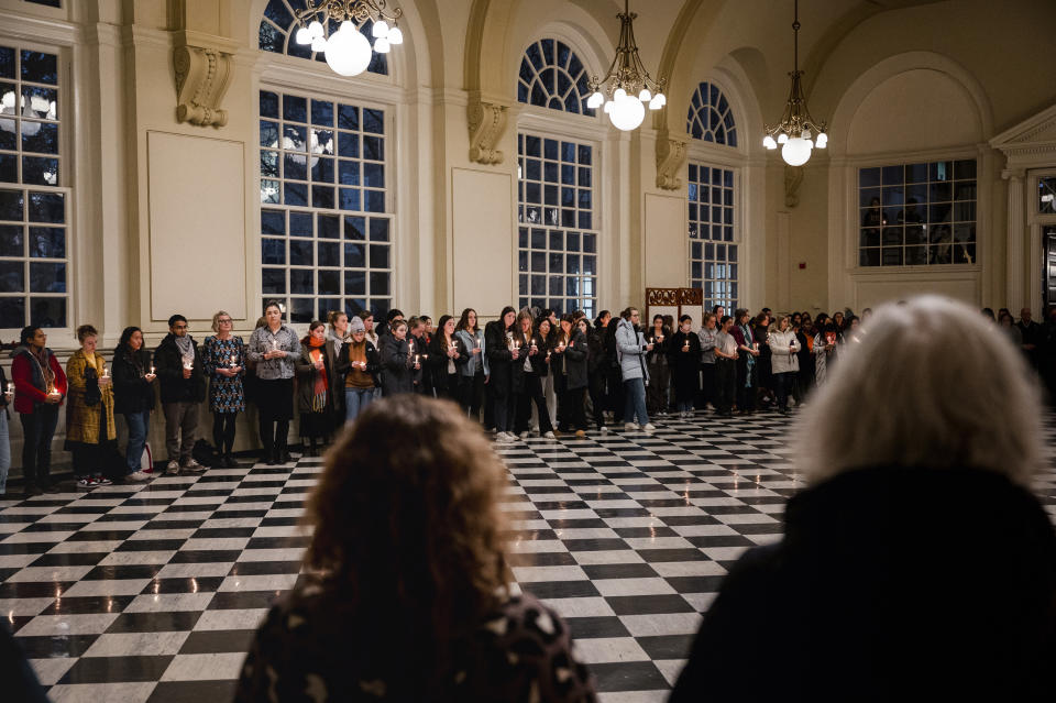 Estudiantes y profesores se reúnen en una vigilia por Haverford junior Kinnan Abdalhamid en Haverford College en Ardmore, Pensilvania, el martes 28 de noviembre de 2023. (Hannah Yoon/The New York Times).