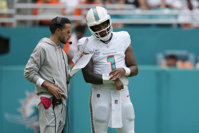 Another Dolphins Quarterback Exits With a Head Injury - The New York Times