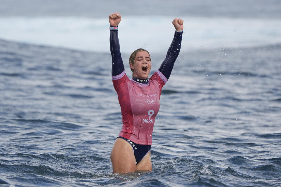 La estadounidense Caroline Marks celebra tras ganar la medalla del surf femenino de los Juegos Olímpicos de París, el lunes 5 de agosto de 2024, enTeahupo'o, Tahití. (AP Foto/Gregory Bull)