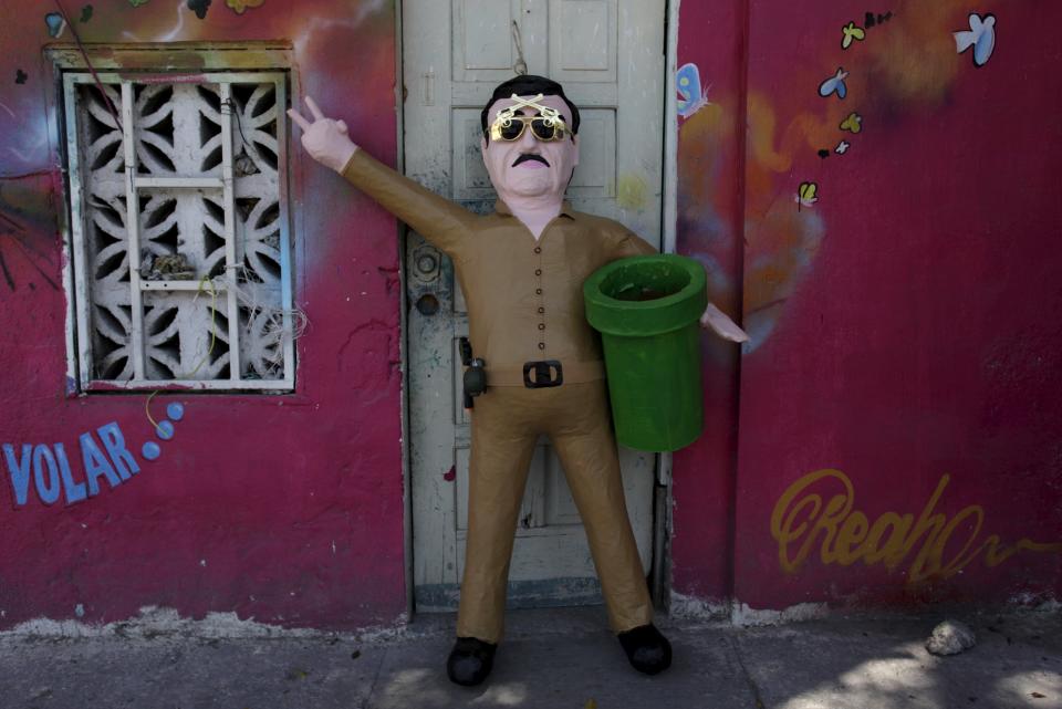 Piñata inspirada en el Chapo Guzmán, vista en Reynosa. REUTERS/Daniel Becerril