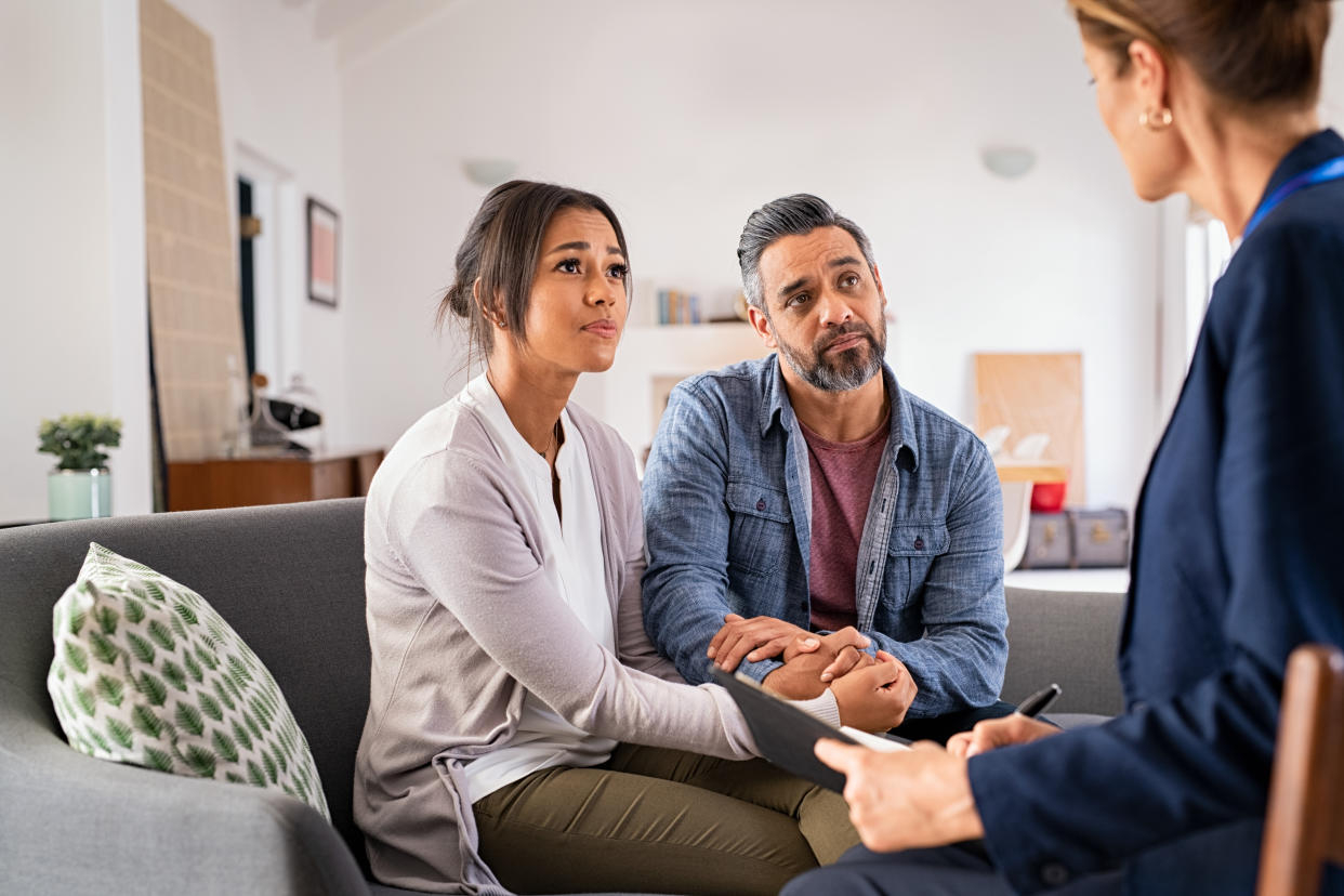 El primer paso es comprender que mantener el hogar, cuidarlo, ocuparse de la limpieza, así como de las tareas relacionadas con los hijos, no corresponden a la mujer por ser mujer. (Getty Creative)