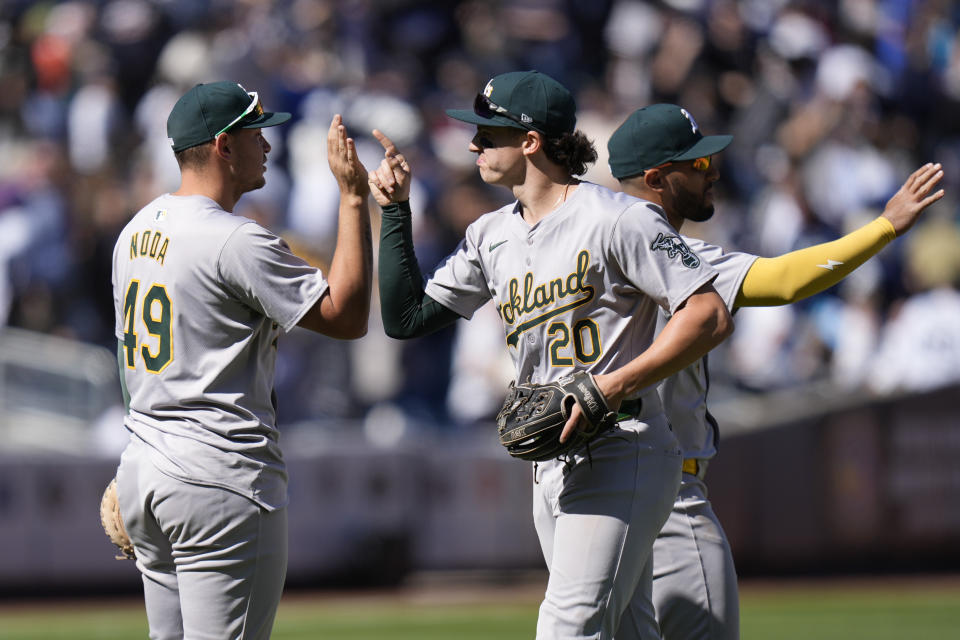 Zack Gelof de los Atléticos de Oakland celebra con sus compañeros la victoria de su equipo ante los Yankees de Nueva York el lunes 22 de abril del 2024. (AP Foto/Seth Wenig)