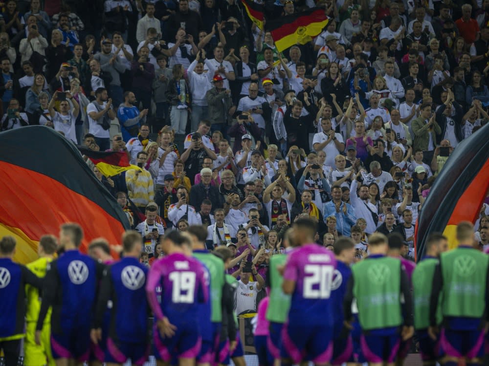 Das DFB-Team bedankte sich bei den Fans (IMAGO/Moritz Mueller)