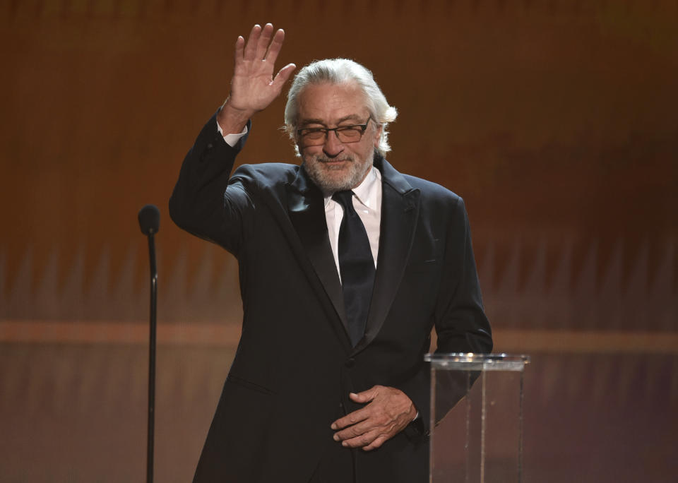 Robert De Niro recibe el premio a la trayectoria durante la ceremonia de los Premios SAG, el domingo 19 de enero del 2020 en Los Angeles. (AP Foto/Chris Pizzello)