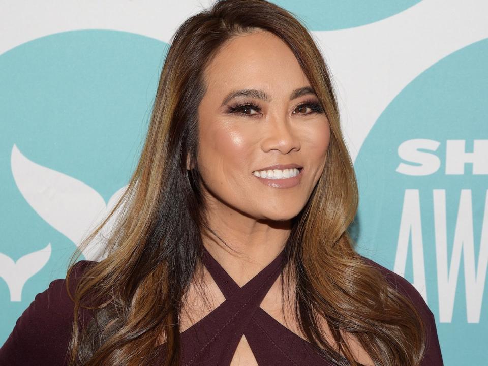 ubehageligt ordbog manuskript Dr. Pimple Popper cut 4 golf ball-sized growths off a woman's ears during  the season 3 premiere of her TV show