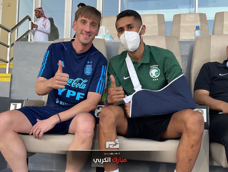 Matías Manna junto al capitán del seleccionado de Arabia Saudita, Salman Al-Faraj, que está lesionado en una de las articulaciones de su hombro izquierdo