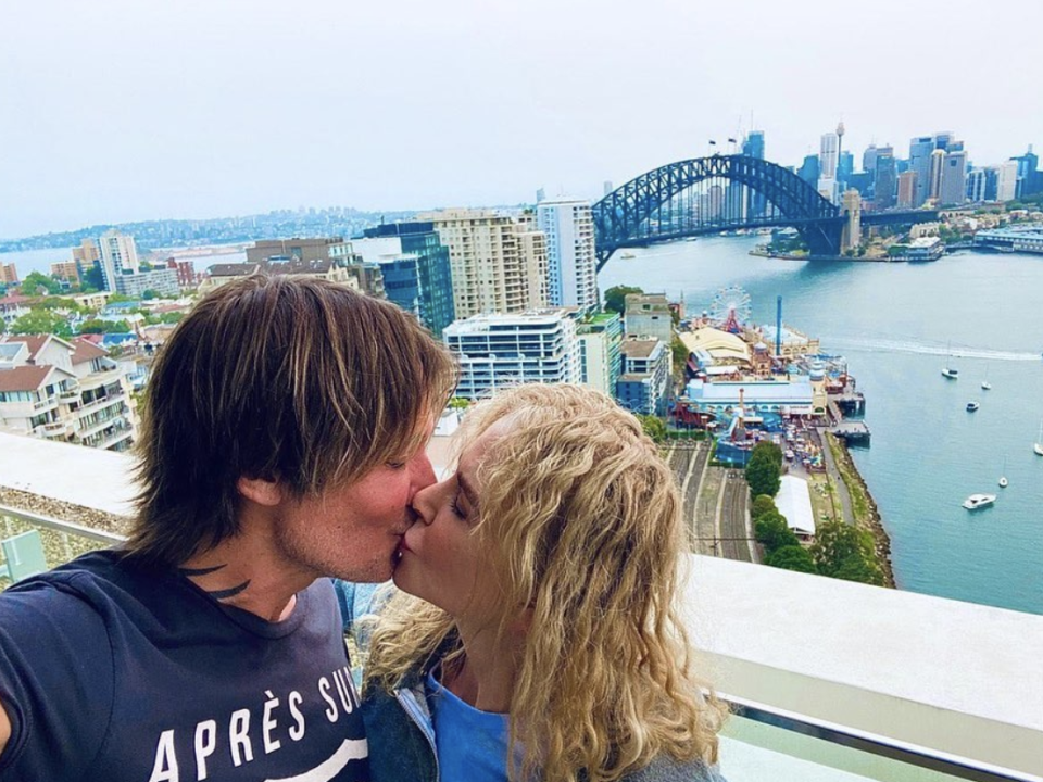 Nicole Kidman and Keith Urban kissing in front of the Sydney Harbour Bridge