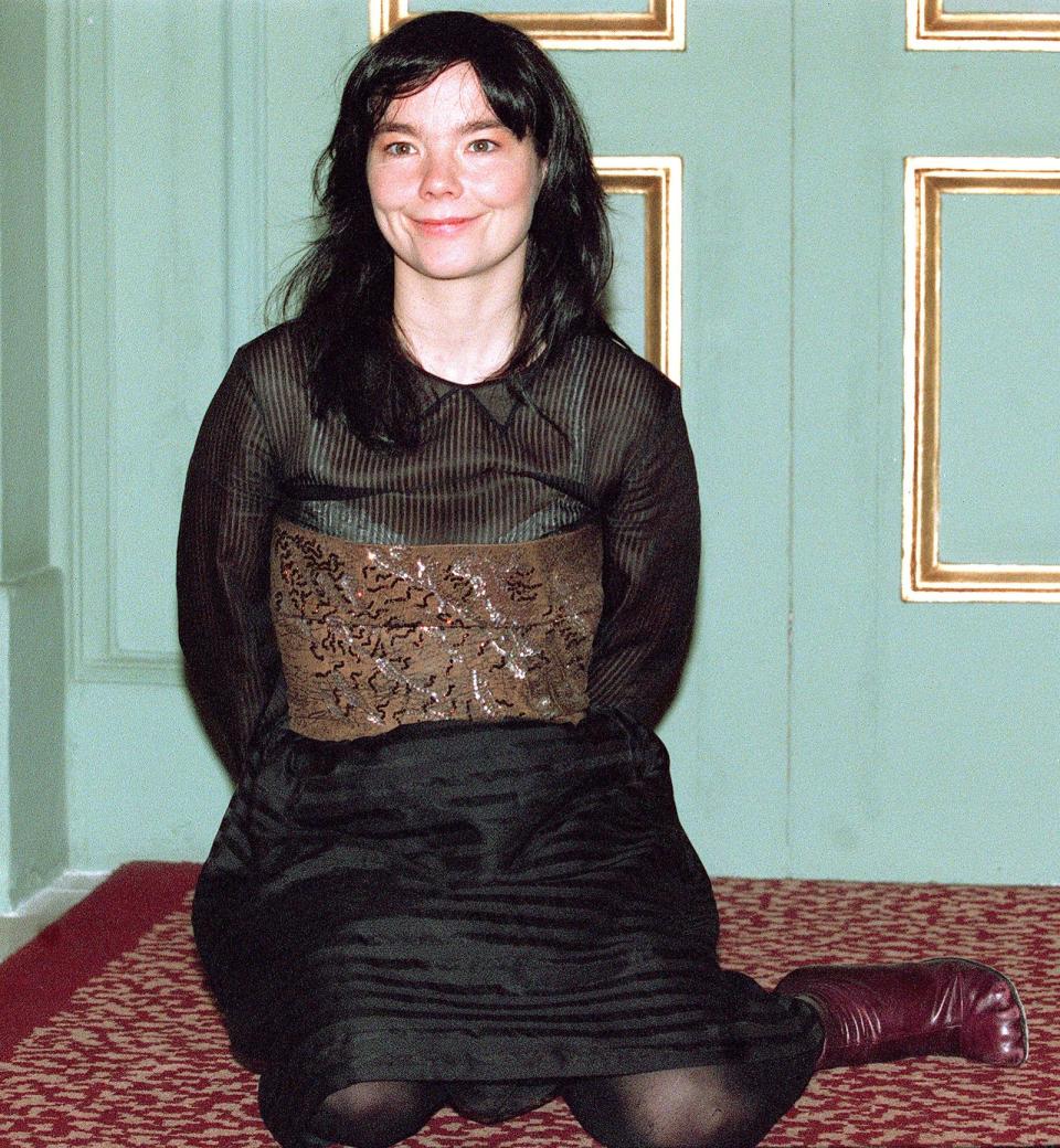 Und nochmal Björk im Geisha-Stil, diesmal in schwarz - aufgenommen im Jahr 2001. (Bild: Carlos Alvarez/Getty Images)