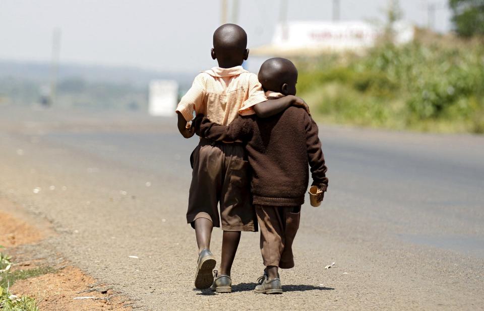 Estos niños pequeños van a su casa a almorzar para luego regresar a la escuela. REUTERS/Thomas Mukoya