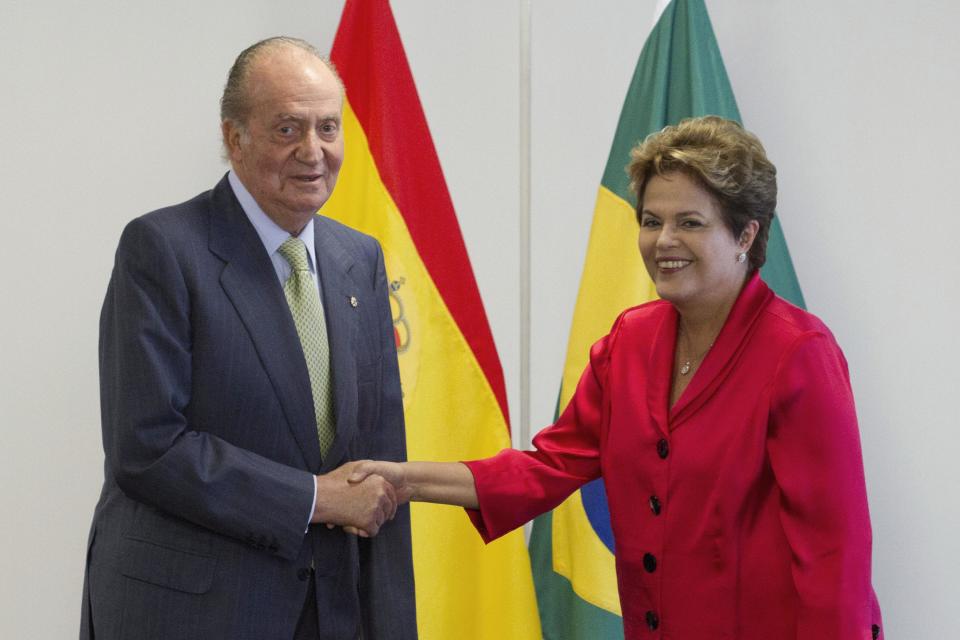 Spain's King Juan Carlos, left, shakes hands with Brazil’s President Dilma Rousseff, during a meeting at the Planalto presidential palace, in Brasilia, Brazil, Monday, June 4, 2012. Juan Carlos in on a one-day visit to Brazil. (AP Photo/Eraldo Peres)