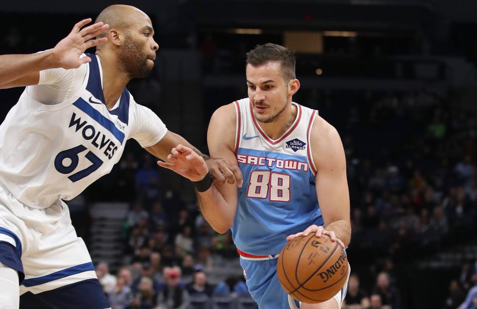 Taj Gibson improvised against the Kings when he lost his shoe and didn’t have a clock stoppage to lace it back up. (Getty)