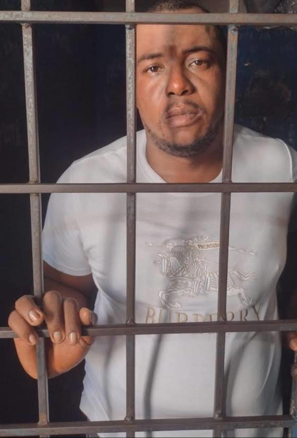 Gladymir Joseph, de 38 años, conocido como Dèdè, fue arrestado el jueves por la Policía Nacional de Haití cuando se disponía a volar a Miami desde el aeropuerto de Cabo Haitiano. Se presume que Joseph es miembro de varias pandillas que operan en la capital y en otras provincias del país. Courtesy of Haiti National Police