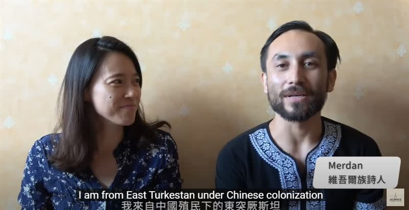 維吾爾族詩人Merdan分享他們族人受到中共不人道的壓迫。（圖／翻攝自《法國的十萬個為什麼Pourquoi la France》YouTube頻道）