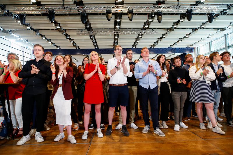 First reactions of SPD members at the election party in Dusseldorf