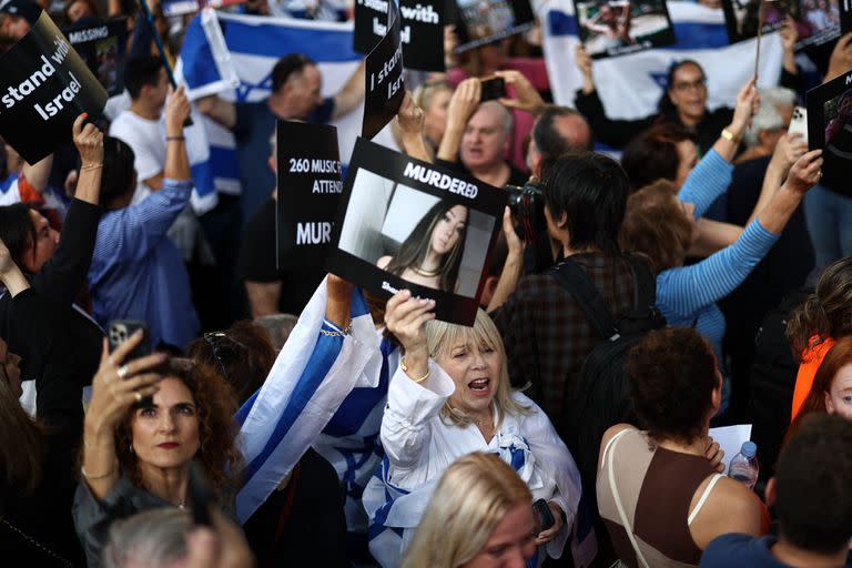 Un manifestante sostiene una imagen de la mujer germano-israelí Shani Louk mientras participa en una 'Vigilia por Israel' frente a la entrada de Downing Street, la residencia oficial del primer ministro de Gran Bretaña, en Londres el 9 de octubre de 2023.