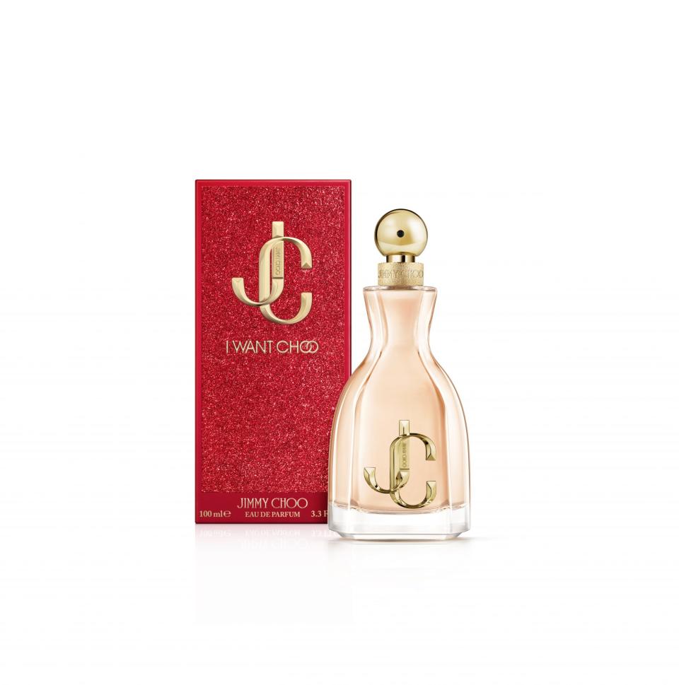 <p>Confianza en una misma y mucho glamour es lo que transmite este perfume vibrante con notas de melocotón, vainilla y toques florales de jazmín. Una fragancia para sentirse bien en tu propia piel y aprender a disfrutar de la vida. <br>I want Choo, de<strong> Jimmy Choo</strong>. $118 la botella de 100ml. <a href="https://click.linksynergy.com/deeplink?id=93xLBvPhAeE&mid=3184&murl=https%3A%2F%2Fwww.macys.com%2Fshop%2Fproduct%2Fjimmy-choo-i-want-choo-eau-de-parfum-fragrance-collection%3FID%3D11369562%26amp%3BCategoryID%3D30087&u1=PESPElaromadelamorperfumespararegalarenSanValentnpsopesenPonGal10487662202101I" rel="sponsored noopener" target="_blank" data-ylk="slk:macys.com;elm:context_link;itc:0;sec:content-canvas" class="link ">macys.com</a></p>