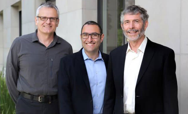 El profesor David Cheriton (a la derecha) aparece en esta foto junto a los fundadores de Apstra Sasha Ratkovic y Mansour Karam. Foto: Vladimir Perlovich/AP