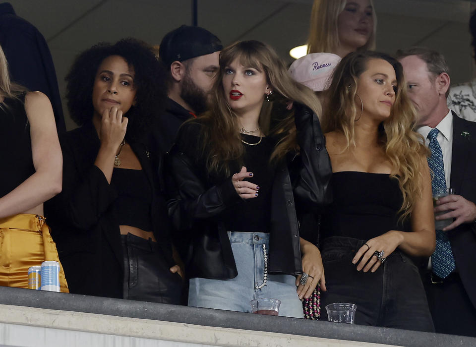 EAST RUTHERFORD, NEW JERSEY - OCTOBER 01: (NEW YORK DAILIES OUT)  Singer Taylor Swift (C) attends a game between the New York Jets and the Kansas City Chiefs at MetLife Stadium on October 01, 2023 in East Rutherford, New Jersey. The Chiefs defeated the Jets 23-20. (Photo by Jim McIsaac/Getty Images)