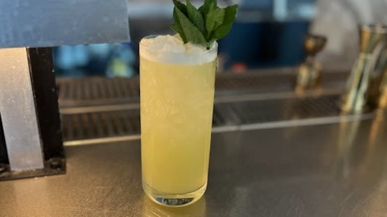 Non-alcoholic kiwi cocktail