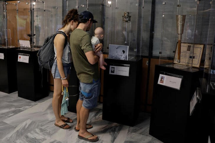 Foto del martes de una colección de antorchas olímpicas en la Antigua Olimpia