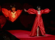 ARCHIVO - Cicely Tyson modela un diseño de B. Michael en la colección The Heart Truth Red Dress en la Semana de la Moda en Nueva York el 13 de febrero de 2009. Tyson, la actriz negra pionera nominada al Oscar por su papel como la esposa del aparcero en “Sounder”, ganadora de un Tony a los 88 años en 2013, que conmovió al público de la TV en “The Autobiography of Miss Jane Pittman” murió el jueves a los 96 años. (Foto AP/Bebeto Matthews, archivo)