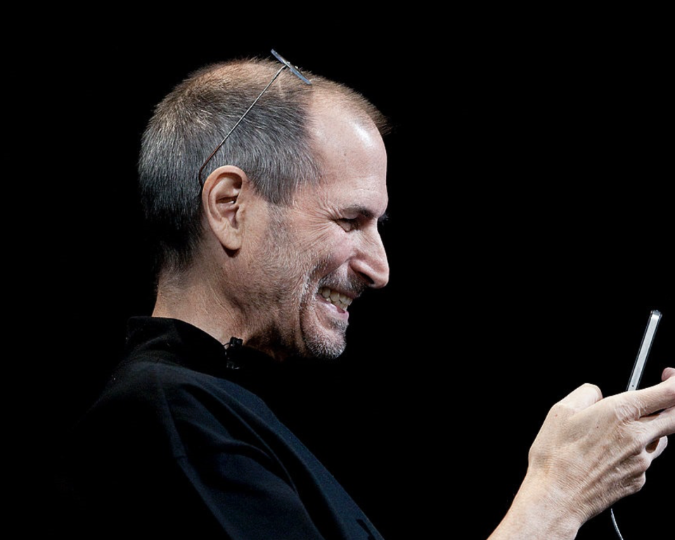 Durante la presentazione delll’iPhone nel 2007, Steve Jobs lo usò per effettuare una chiamata davanti al pubblico, ordinando 4000 “Latte” da un vicino Starbucks, per poi - subito - precisare che si trattava di una boutade. (Getty)