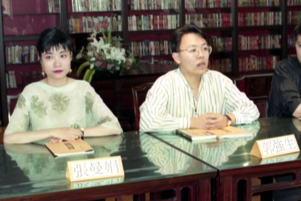 1993年郭強生（右）編導舞台劇《非關男女》，此劇集合了作家張曼娟（左）、作家蔡詩萍和漫畫家蕭言中，創下票房佳績。（聯合知識庫）