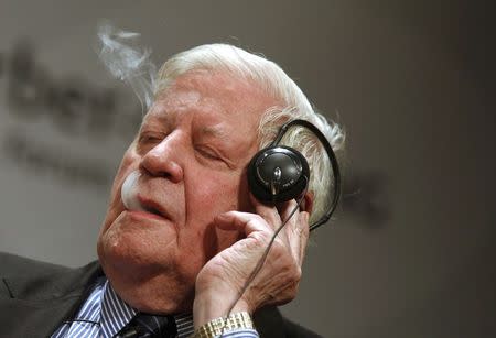 Former German Chancellor Helmut Schmidt smokes during a ceremony marking the 50th anniversary of the Bergedorfer Forum of the Koerber Foundation in Berlin, in this September 9, 2011 file picture. REUTERS/Thomas Peter/Files