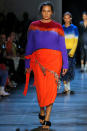 <p>Prabal Gurung continue de créer des tenues pour tous, comme on a pu le constater lors du défilé varié du créateur lors de la Fashion Week de New York qui a mis en avant des mannequins originaires de plus de 35 pays. Le mannequin grandes tailles Candice Huffine défile ici vêtue d’un sweater tricoté et teint à la main et d’un sarong orné rouge. (Photo: Getty Images) </p>