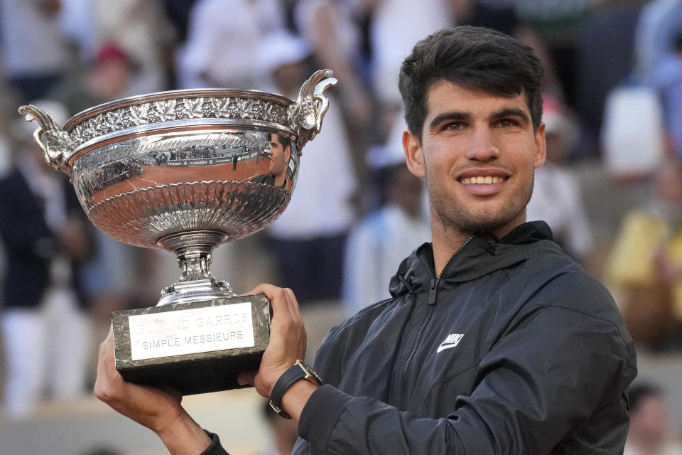 Carlos Alcaraz con el trofeo de campeón del Abierto de Francia, el domingo 11 de junio de 2024. (AP Foto/Christophe Ena)