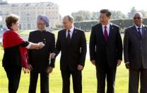 Brazil's President Dilma Rousseff gestures next to India's Prime Minister Manmohan Singh, Russia's President Vladimir Putin, China's President Xi Jinping and South African President Jacob Zuma (L-R) as they pose for a picture after a BRICS leaders' meeting at the G20 Summit in Strelna near St. Petersburg, September 5, 2013. REUTERS/Sergei Karpukhin