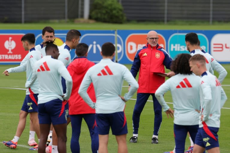 Spain's coach Luis de la Fuente speaks to his players during a training session at the team's training camp in Donaueschingen on June 11, 2024, ahead of the UEFA EURO 2024 football competition. (LLUIS GENE)