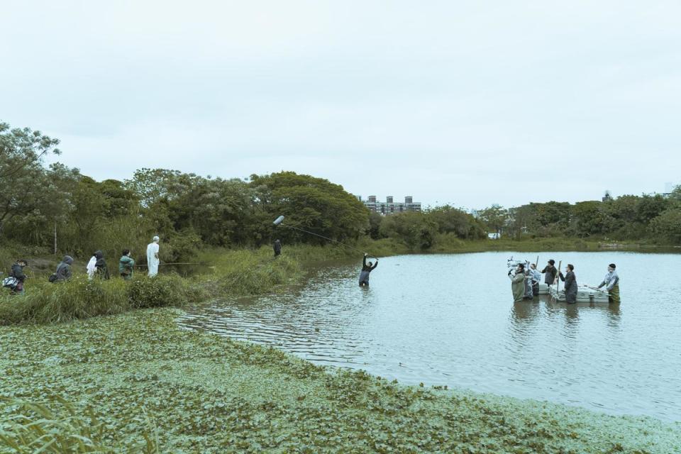 林鶴軒、石知田、蔡承儒與張紹琛主演的迷你劇集《池塘怪談》，以電影工作模式製作，並在池塘實景拍攝，場面難度高，但劇組默契好，15天就殺青。（金盞花大影業提供）