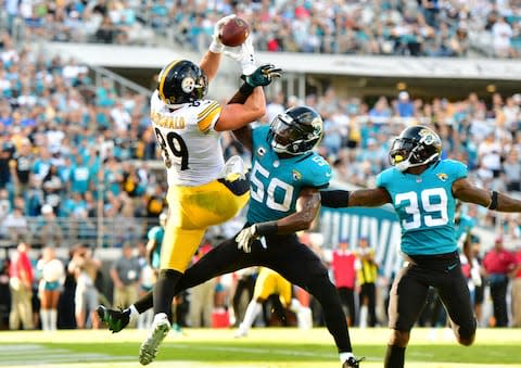 Vance McDonald #89 of the Pittsburgh Steelers catches an 11-yard reception for a touchdown over Telvin Smith #50 of the Jacksonville Jaguars in the fourth quarter - Credit: Julio Aguilar/Getty Images