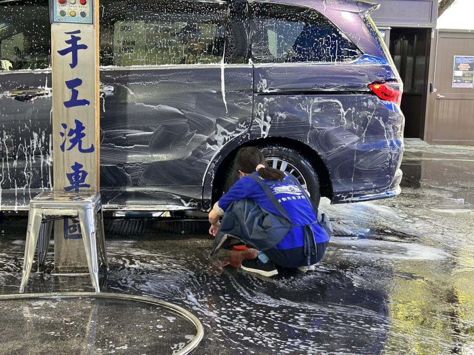 極端氣候的強降雨，造成育成洗車中心排水困難   圖:育成社會福利基金會提供