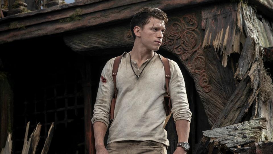 Nach mehreren Verschiebungen begannen im Juli 2020 endlich die Dreharbeiten zur Videospielverfilmung "Uncharted" (Start: 20. Februar 2022) mit Tom Holland (Bild) in der Hauptrolle. Der "Spider-Man"-Darsteller spielt in dem Film von Ruben Fleischer den jungen Glücksritter Nathan "Nate" Drake, Mark Wahlberg seinen Mentor Victor "Sully" Sullivan. Details zur Handlung sind noch nicht bekannt. (Bild: 2020 Sony Pictures Entertainment Deutschland GmbH)