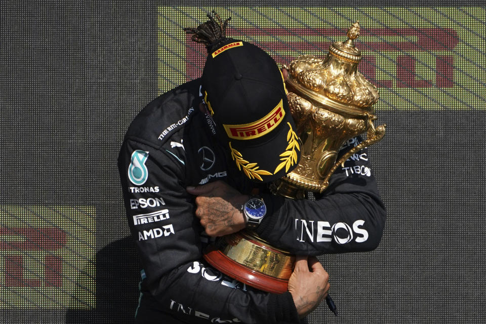 El piloto británico Lewis Hamilton, de Mercedes, celebra en el podio después de ganar en Gran Premio Británico de la Fórmula Uno, en el circuito de Silverstone, Inglaterra, el domingo 18 de julio de 2021. (AP Foto/Jon Super)