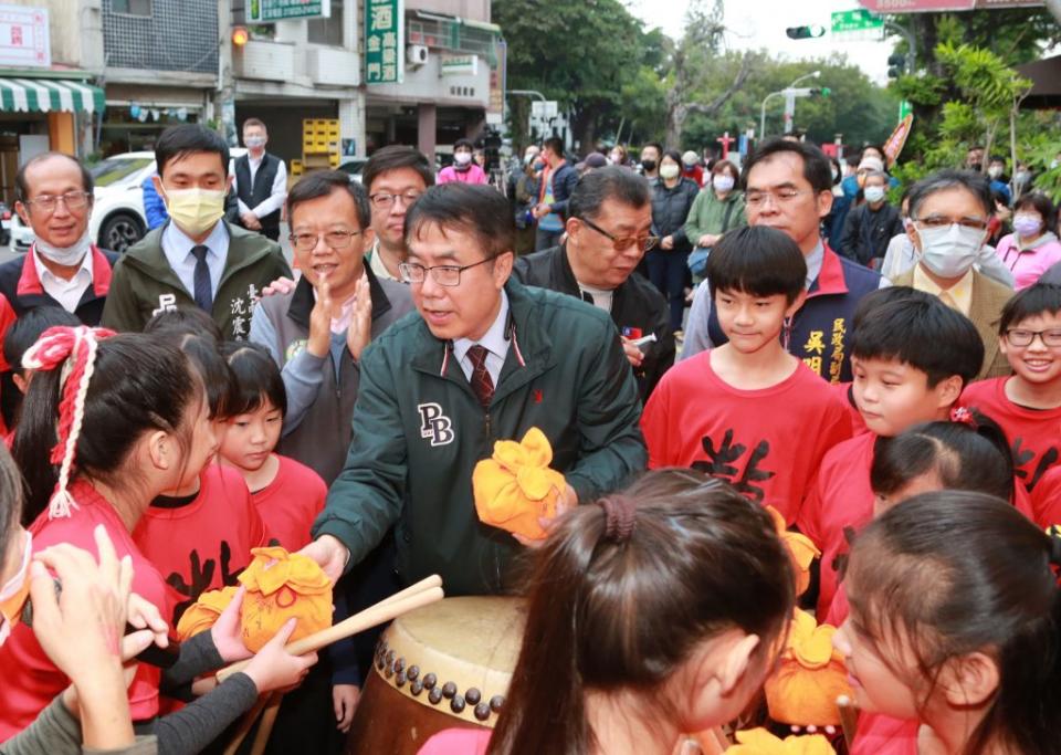 台南市六合境大埔福德祠25日辦「百虎百福-府城虎城福城」活動，市長黃偉哲到場為活動開杯祈福，並發送虎爺大吉大利褔包。<br />（記者陳銀全攝）