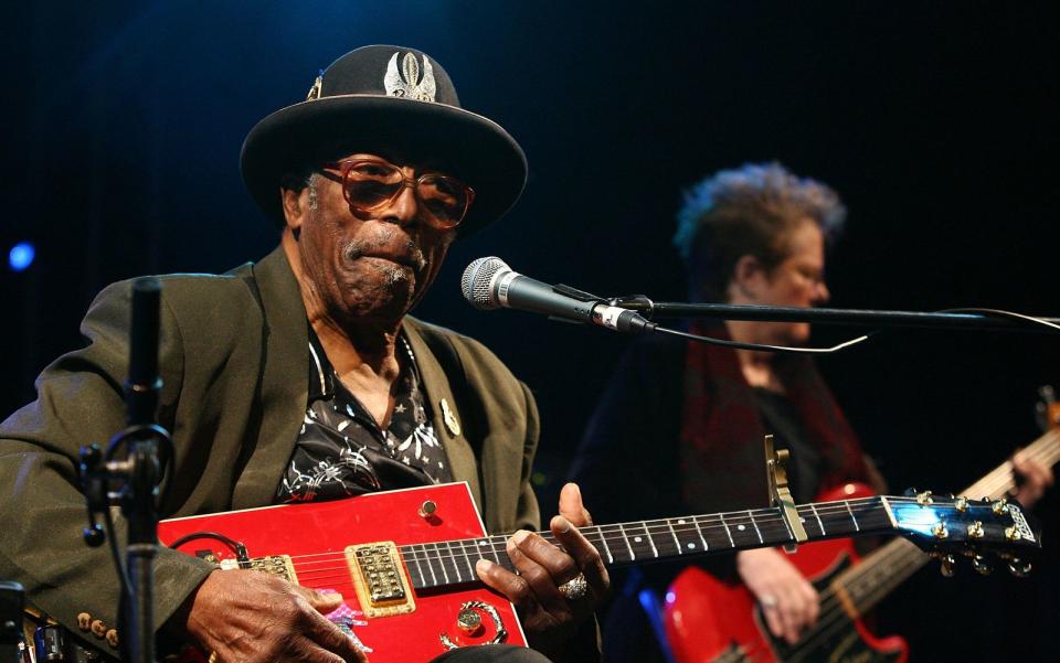 Bo Diddley ("I'm A Man", "Pretty Thing") hatte nach den 60-ern nichts mehr mit dem zu tun, was in den Charts passierte, blieb der Musik aber dennoch treu. Sein letztes Album "A Man Amongst Men" erschien 1996. 2007 starb er, wenige Monate nach einem schweren Schlaganfall, im Alter von 79 Jahren an Herzversagen. (Bild: Getty Images/Paul Kane)