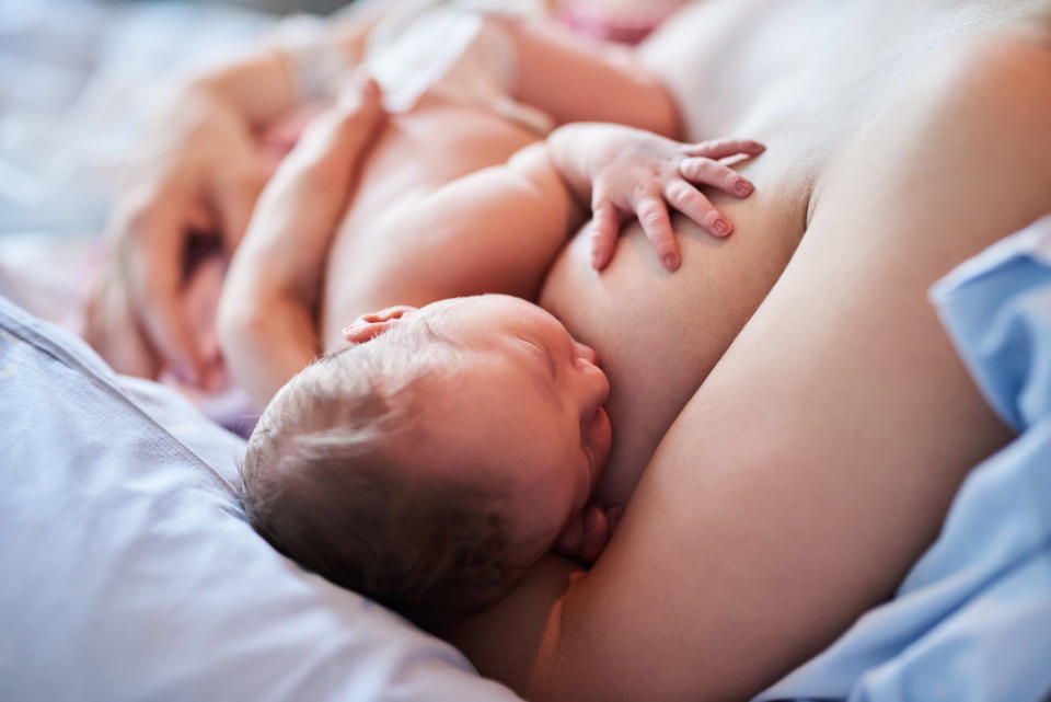 Mujer amamanta a su bebé (Foto: Getty Images)