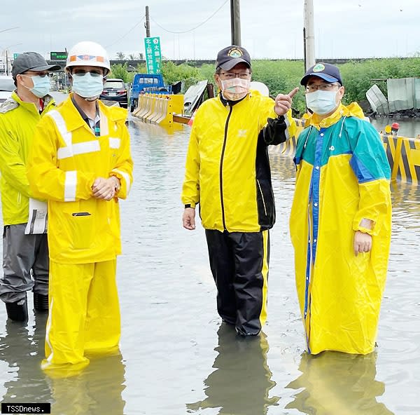 屏東縣長潘孟安（二）前往林邊鄉巡視淹水災情。（記者毛莉攝）