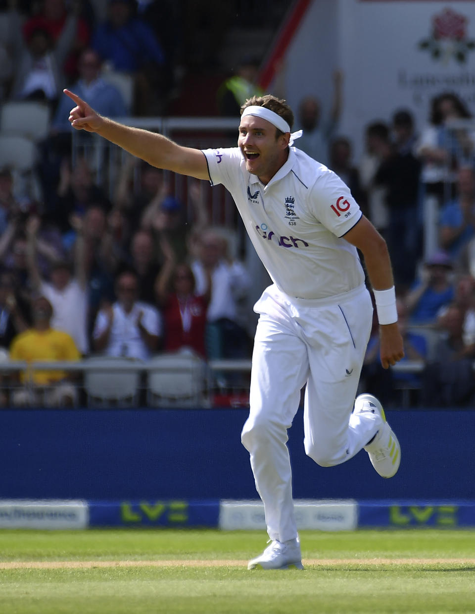 England's Stuart Broad celebrates the dismissal of Australia's Travis Head during the first day of the fourth Ashes cricket Test match between England and Australia at Old Trafford in Manchester, England, Wednesday, July 19, 2023. (AP Photo/Rui Vieira)
