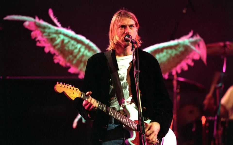 <p>Der wahrscheinlich beliebteste Rockmusiker der 90-er. Kurt Cobain wurde von den Kids schon zu Lebzeiten angehimmelt. Nach seinem Tod 1994 entstand schließlich ein regelrechter Kult um ihn und seine Band Nirvana. Zahllose Teens verehrten den tragischen Helden der Generation X wie einen Gott. (Bild: Jeff Kravitz/FilmMagic/Getty Images)</p> 