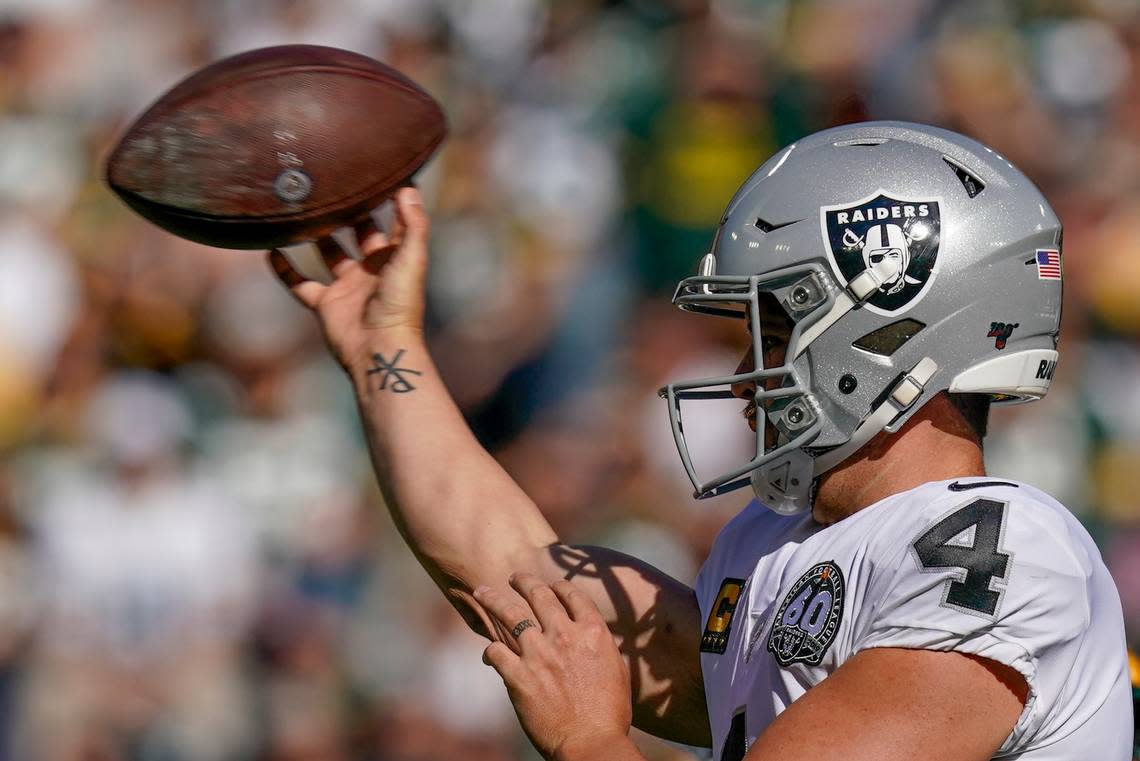 Derek Carr delivers a pass during the Raiders’ loss to Green Bay on Sunday.
