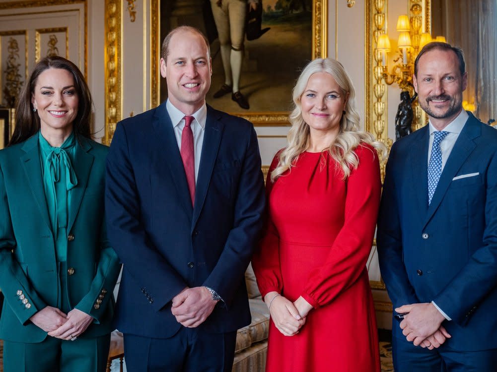 Prinzessin Kate und Prinz William mit Kronprinzessin Mette-Marit und Kronprinz Haakon (v.l.) auf Schloss Windsor. (Bild: imago images/NTB)