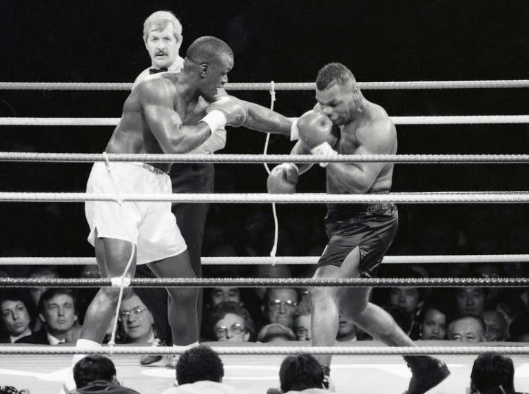 Le champion du monde des poids lourds Mike Tyson (à droite) face à James Douglas au Tokyo Dome en 1990. (STR)