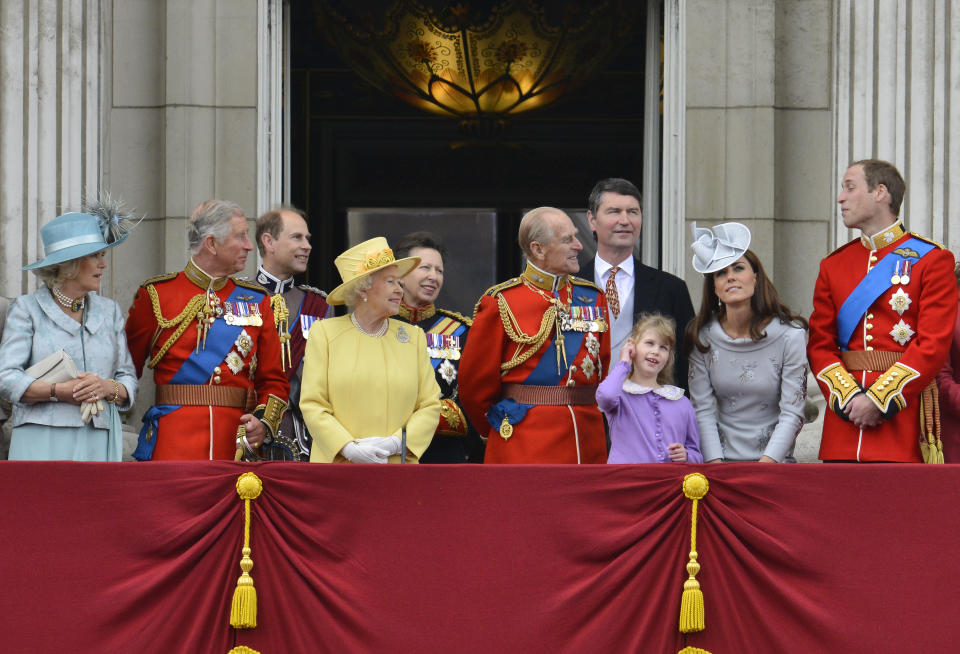 Members of Britain's Royal family (L-R) Camilla, Duchess of Cornwall, Prince Charles, Prince Edward, Queen Elizabeth, Princess Anne, Prince Philip, Tim Lawrence, Louise Windsor, Catherine, Duchess of Cambridge and Prince William, stand on the balcony of Buckingham Palace following the Trooping the Colour ceremony in central London June 16, 2012. Trooping the Colour is a ceremony to honour the sovereign's official birthday.    REUTERS/Toby Melville   (BRITAIN - Tags: ANNIVERSARY ENTERTAINMENT MILITARY SOCIETY ROYALS)