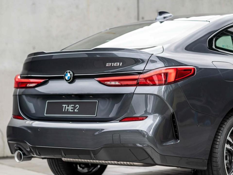 車尾承襲旗艦跑車BMW 8系列Gran Coupé富有線條的多層次設計，凸顯出全新首創BMW 2系列Gran Coupé優雅動感的車尾輪廓。