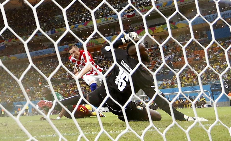 Croatia's Ivica Olic scores a goal past Cameroon's goalkeeper Charles Itandje during their 2014 World Cup Group A soccer match at the Amazonia arena in Manaus June 18, 2014. REUTERS/Murad Sezer (BRAZIL - Tags: TPX IMAGES OF THE DAY SOCCER SPORT WORLD CUP)